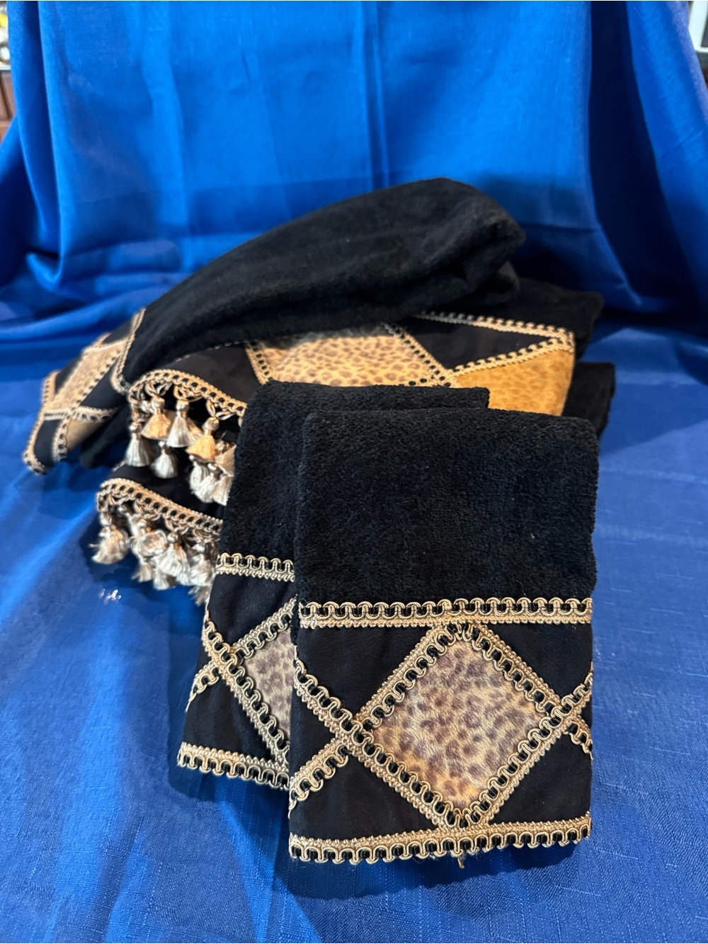 Avanti Linens Luxury 6 piece - Black with Leopard Accents & Gold Tassels
